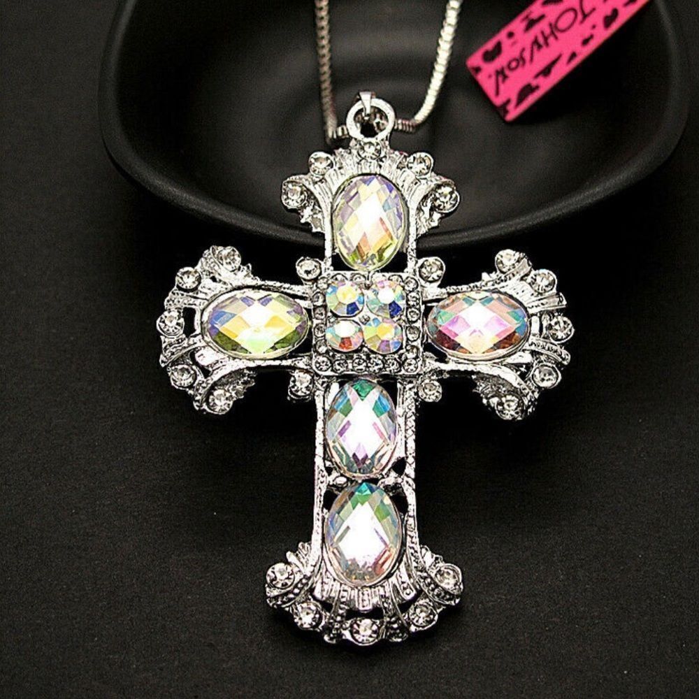 💕 Betsey Johnson sparkling white crystal & rhinestone cross necklace 💕